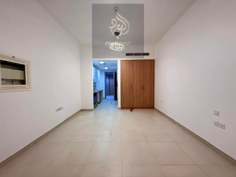 شقة استوديو فاخرة وواسعة جديدة كليًا متوفرة في مبنى عائلي مع بلكونة، احجز الآن63727027794819111