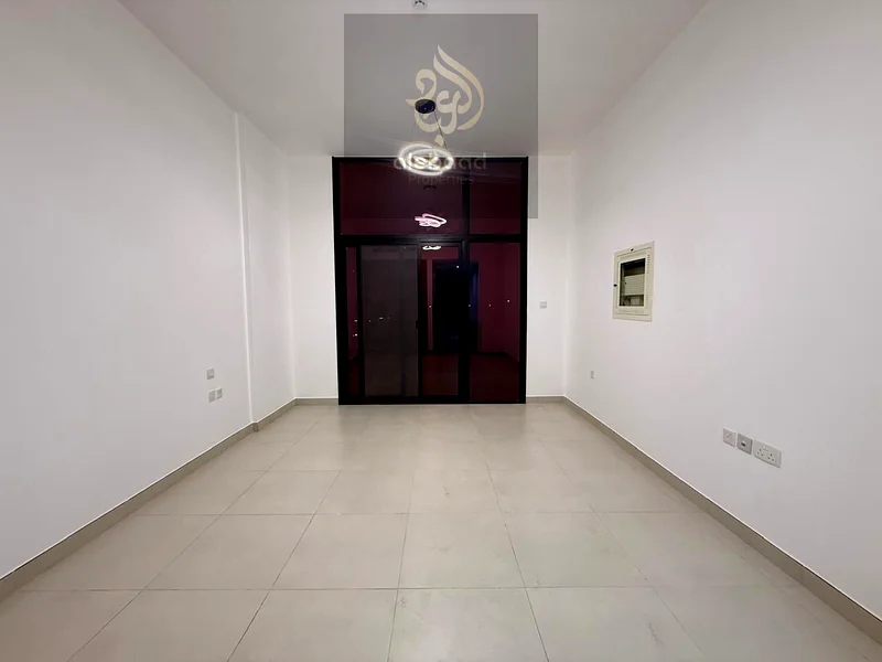 شقة استوديو فاخرة وواسعة جديدة كليًا متوفرة في مبنى عائلي مع بلكونة، احجز الآن63727027794819113