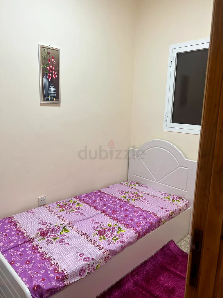 ابوهيل سكن بنات  (غرفه خاصه بشباك لبنت ) 1400 درهم بجانب مترو القياده64057140282754110