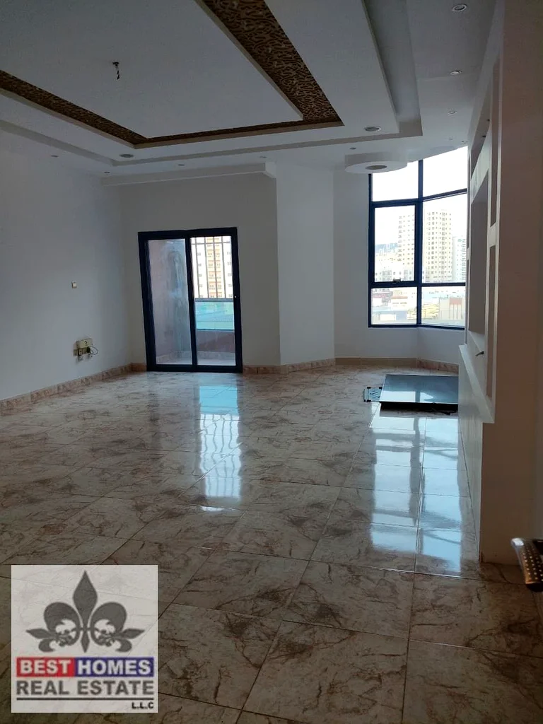 شقة كبيرة بثلاث غرف نوم وغرفة خادمة مع إطلالة مفتوحة للإيجار في أبراج النعيمية63723852721923111