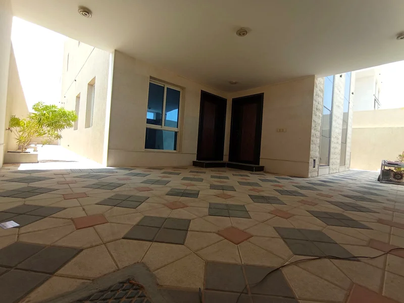 فيلا للبيع في عجمان، في حي الهيلو2 الفيلا مكونة من 3 طوابق، مجلس، 2 صالة، 5 غرف ماستر، مطبخ كبير، مستودع، سطح، وغرفة خادمة63907700904578111