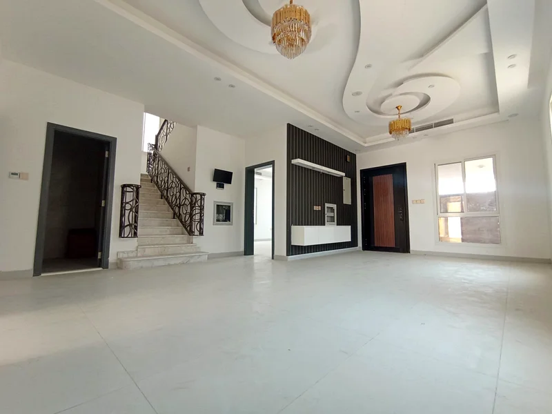 فيلا للبيع في عجمان، في حي الهيلو2 الفيلا مكونة من 3 طوابق، مجلس، 2 صالة، 5 غرف ماستر، مطبخ كبير، مستودع، سطح، وغرفة خادمة63907700904578112