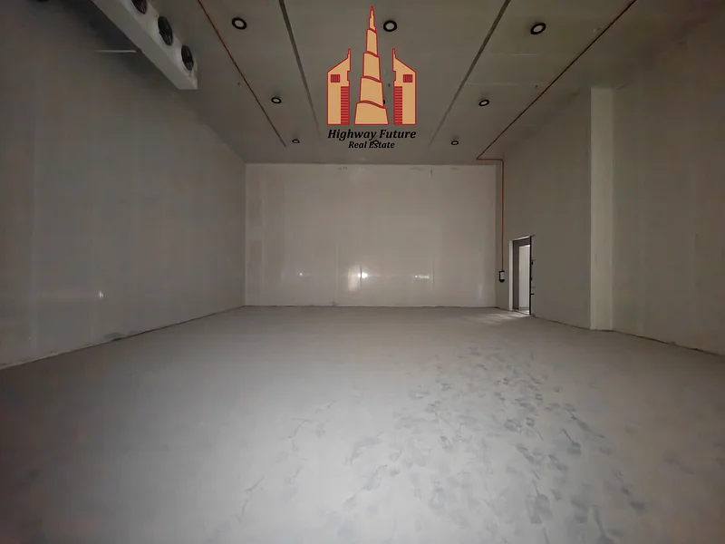 مستودع جديد كبير الحجم في المجمد في موقع متميز63622899817347114