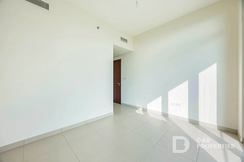 Spacious Unit | Bright | Next to Park63754624705795112