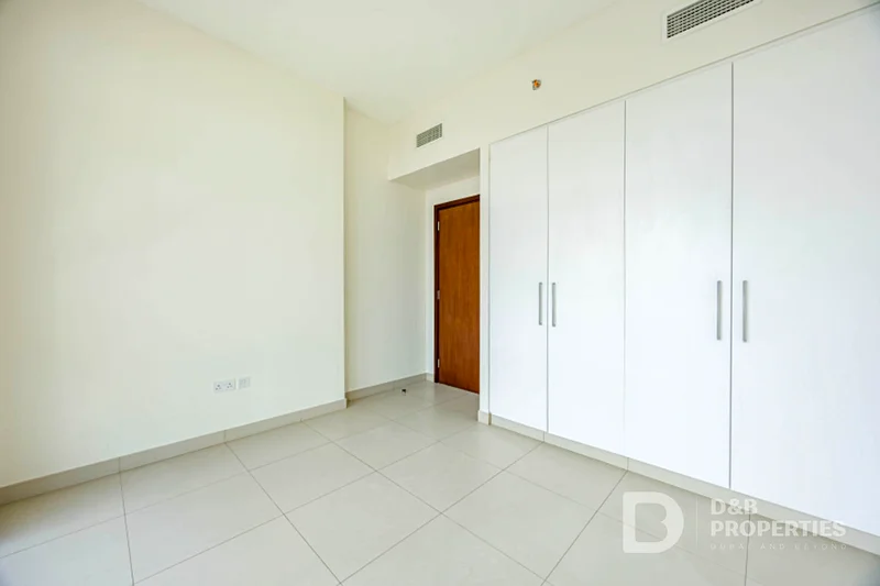 Spacious Unit | Bright | Next to Park63754624705795113