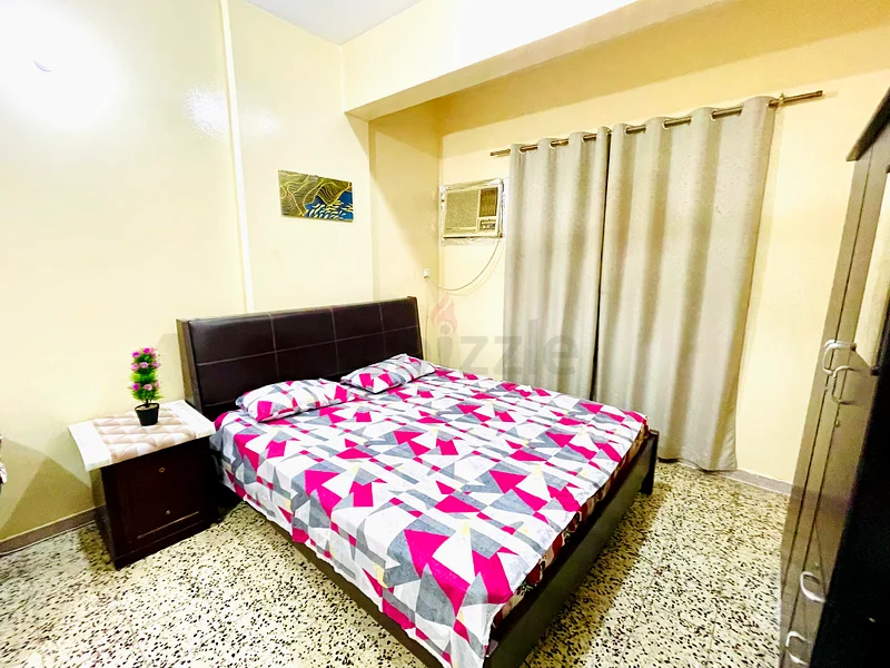 غرفة مفروشة بالكامل مع حمام منفصل للعائلة63624070288257112