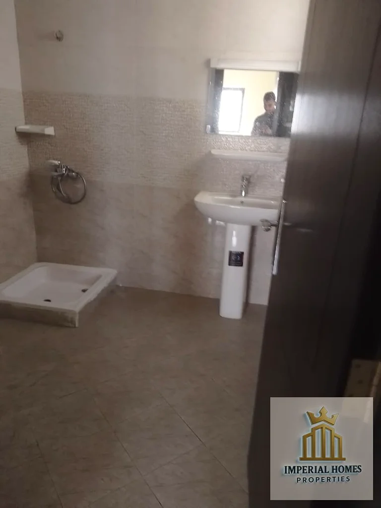شقة من غرفتي نوم للإيجار السنوي في عجمان - الجرف 2 🏡 🔹 التفاصيل: غرفتا نوم، صالة واسعة، حمامان، مطبخ مغلق63714836806785114