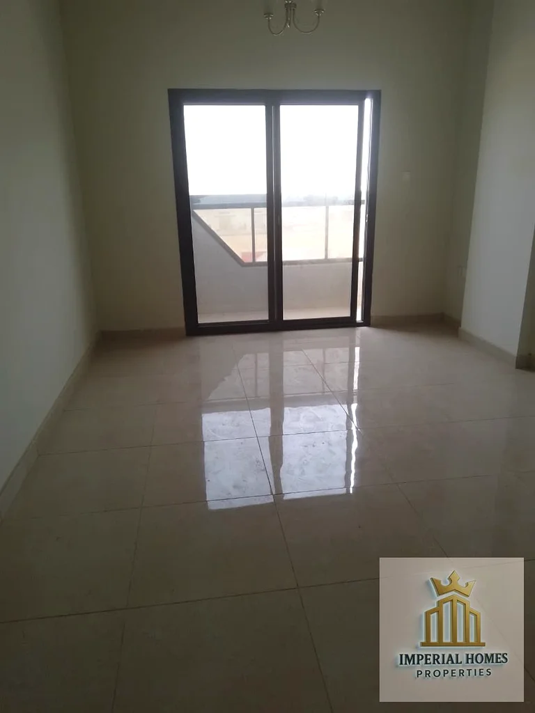 شقة من غرفتي نوم للإيجار السنوي في عجمان - الجرف 2 🏡 🔹 التفاصيل: غرفتا نوم، صالة واسعة، حمامان، مطبخ مغلق63714836806785111