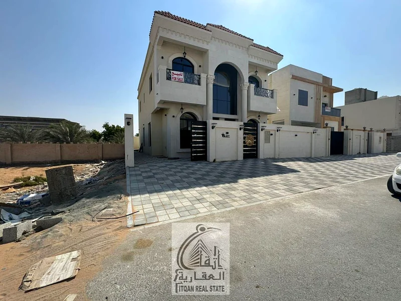 فيلا للبيع مباشرة من المالك في الحيلة 2، متضمنة رسوم التسجيل ونقل الملكية. تتميز الفيلا بواجهة حجرية وموقع ممتاز63907700836099112