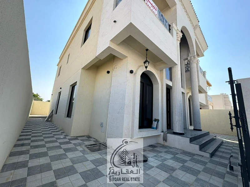 فيلا للبيع مباشرة من المالك في الحيلة 2، متضمنة رسوم التسجيل ونقل الملكية. تتميز الفيلا بواجهة حجرية وموقع ممتاز63907700836099113