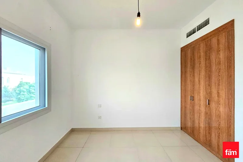 شاغرة | غرفة خادمة | بالقرب من الحديقة63725465180929114