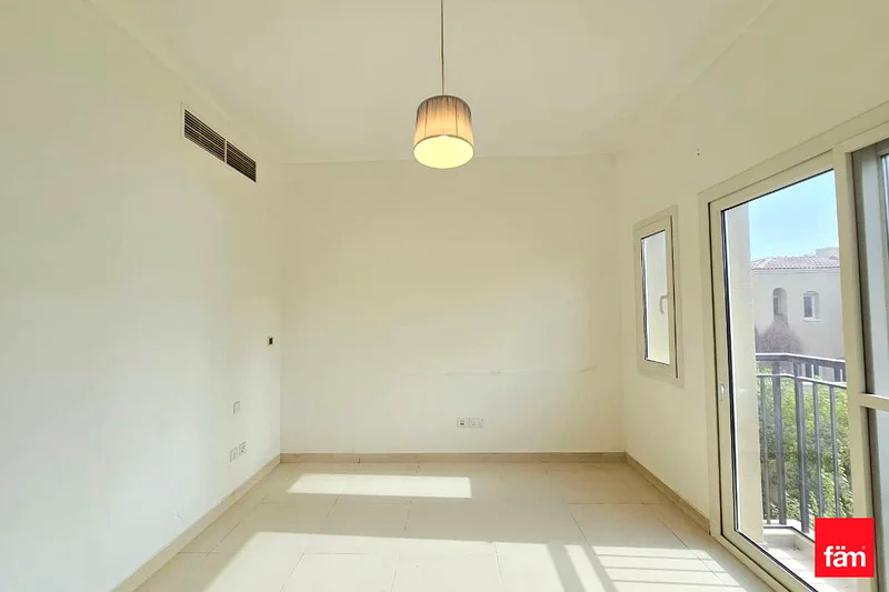 شاغرة | غرفة خادمة | بالقرب من الحديقة63725465180929111