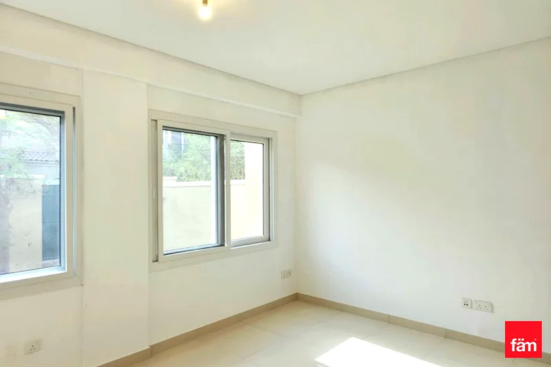 شاغرة | غرفة خادمة | بالقرب من الحديقة63725465180929112