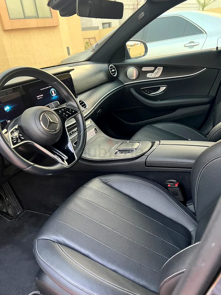 Experience luxury, performance, and elegance with this stunning black Mercedes-Benz E-Class 2022.63613135015683113