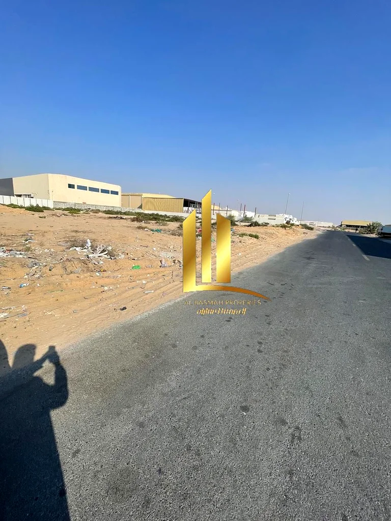 أرض صناعية جاهزة مع دفع جميع المصروفات لبناء المحلات في مدينة السجع الصناعية. تملكها جميع الجنسيات، وبمساحة خاصة جدًا ورقم 63818610174977112