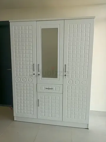 Hi, I want to sell 3 Door Cabinet brand-new
