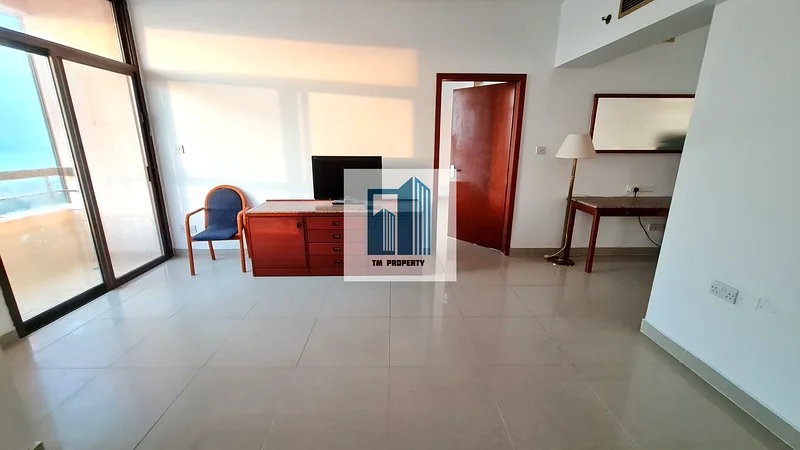 شقة من غرفة نوم واحدة متوفرة بمساحة كبيرة مع تضمين الكهرباء والماء وحمام سباحة مع شرفة واحدة بإطلالة على البحر63625224352642114