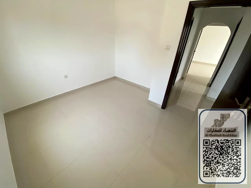 شقة متوسطة، غرفتا نوم وصالة مع شرفة تطل على المدينة، مع تكييف مركزي قوي، الصيانة على نفقة المالك63720598208001114