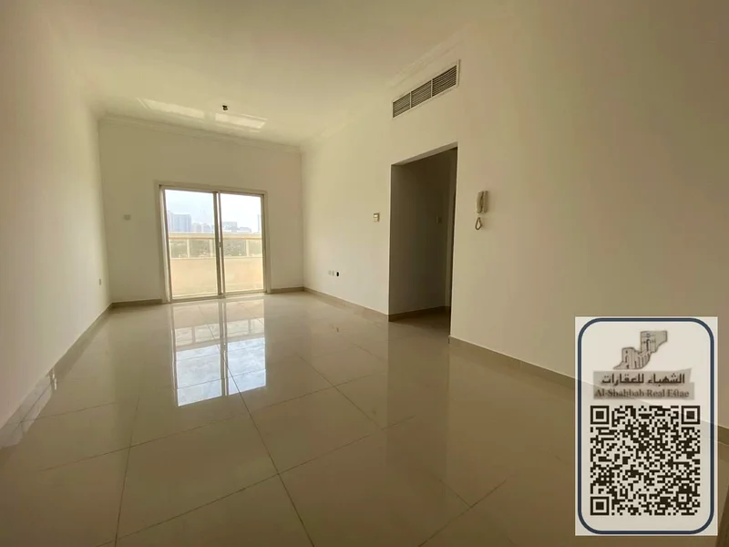شقة متوسطة، غرفتا نوم وصالة مع شرفة تطل على المدينة، مع تكييف مركزي قوي، الصيانة على نفقة المالك63720598208001111