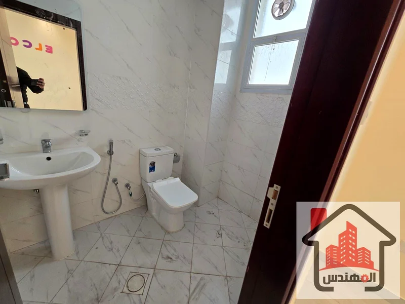 فيلا للإيجار، سكنية، كهرباء، مواطن في الحى السابع، على شارع رئيسي 3 غرف نوم رئيسية في الطابق العلوي قاعة وغرفة نوم رئيسية في الطابق الأرضي مع مطبخ فناء كبير، و setback خارجي، وموقف سيارات63717830989570114