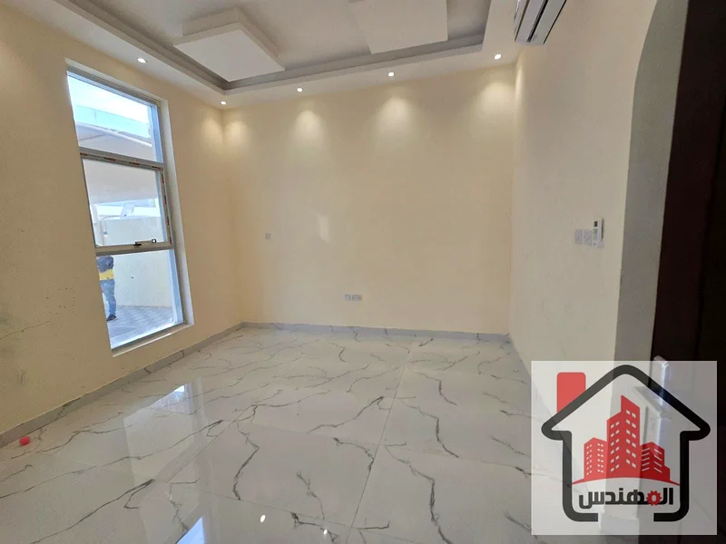 فيلا للإيجار، سكنية، كهرباء، مواطن في الحى السابع، على شارع رئيسي 3 غرف نوم رئيسية في الطابق العلوي قاعة وغرفة نوم رئيسية في الطابق الأرضي مع مطبخ فناء كبير، و setback خارجي، وموقف سيارات63717830989570113
