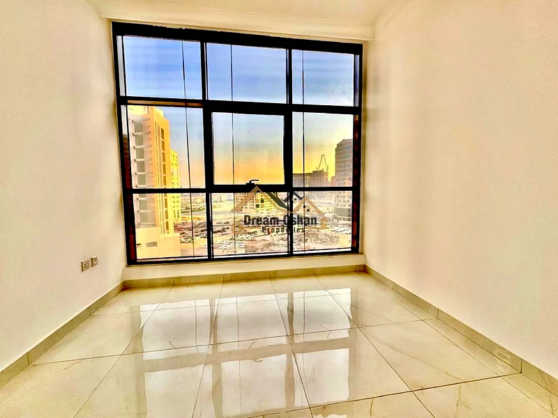 شقة فاخرة من غرفة نوم واحدة بسعر 65 ألف/ مطبخ مغلق/ بالقرب من موقف الحافلات63739457648387112