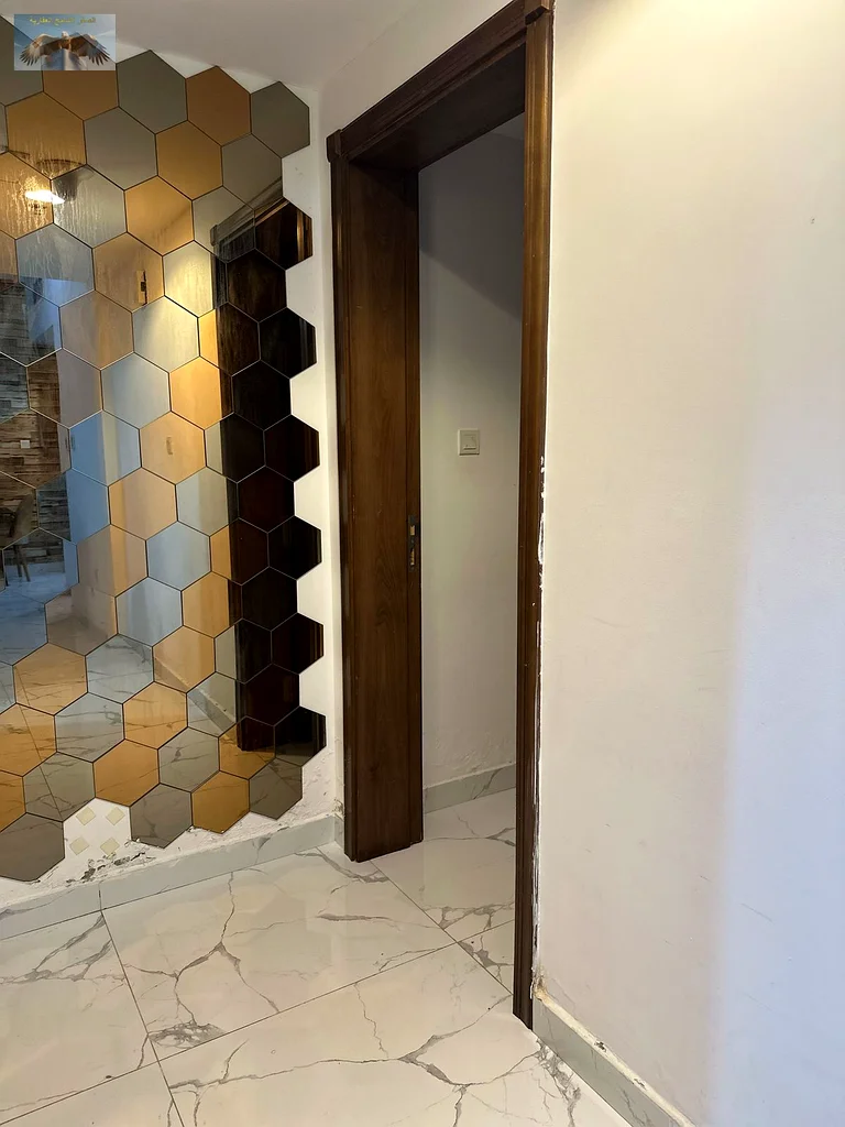 غرفتا نوم مفروشتان بالكامل بأثاث عصري ودفيء. صالة واسعة وأنيقة بديكور أنيق. مطبخ مجهز بالكامل بالأجهزة الأساسية63721248145283114