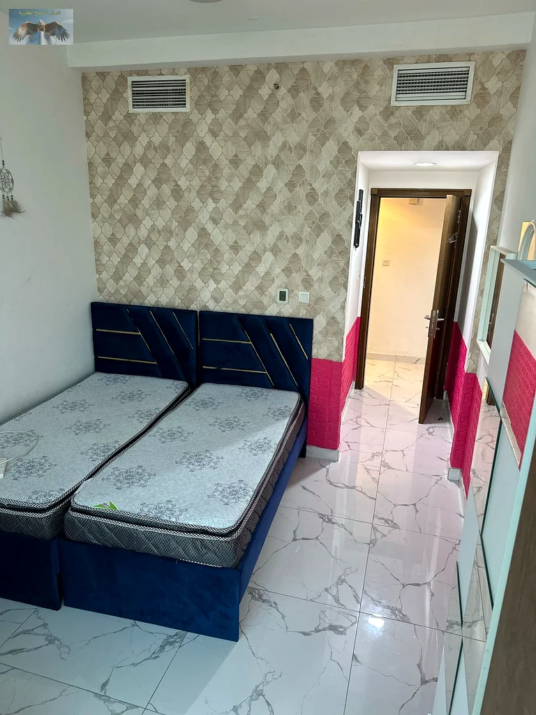 غرفتا نوم مفروشتان بالكامل بأثاث عصري ودفيء. صالة واسعة وأنيقة بديكور أنيق. مطبخ مجهز بالكامل بالأجهزة الأساسية63721248145283113