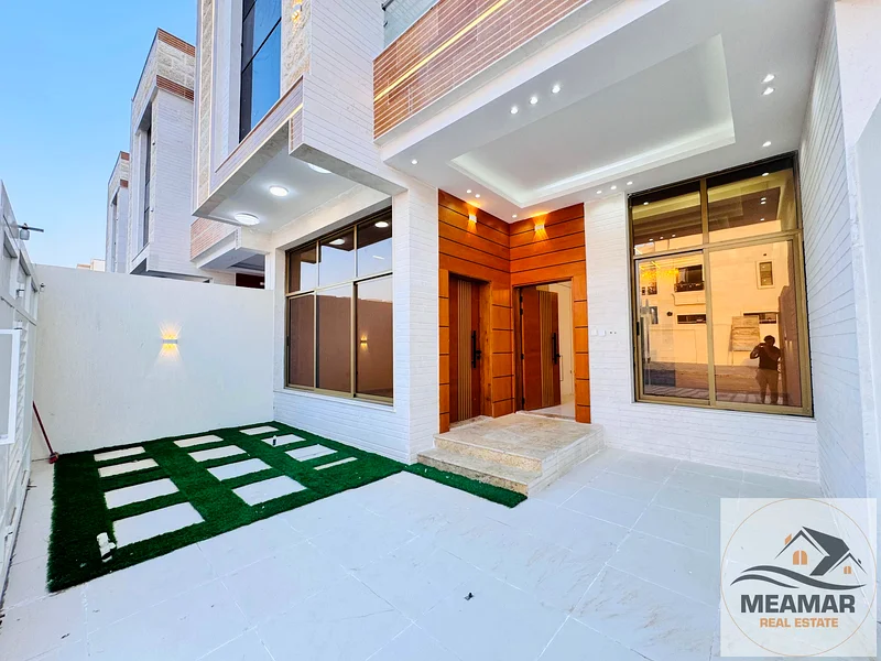 تاون هاوس بمساحة أرض كبيرة وفناء، و4 غرف وسطح.63909333978881111