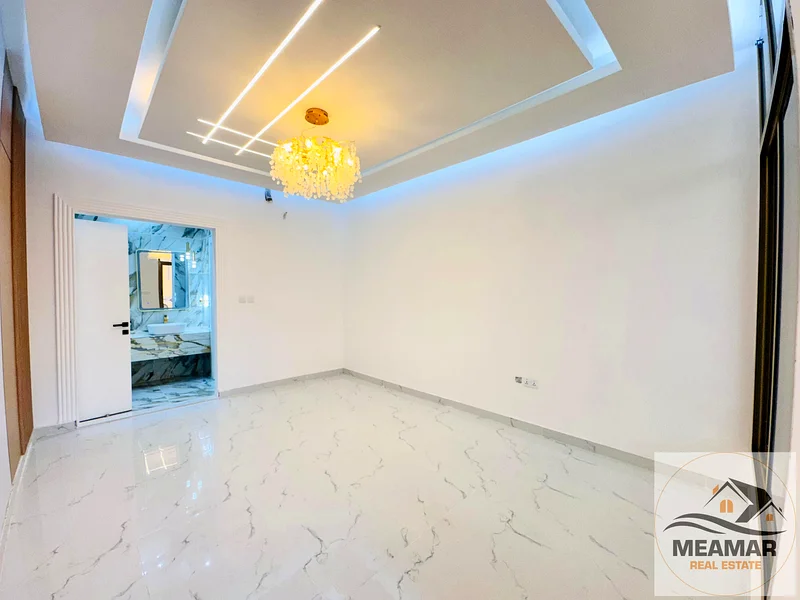 تاون هاوس بمساحة أرض كبيرة وفناء، و4 غرف وسطح.63909333978881112