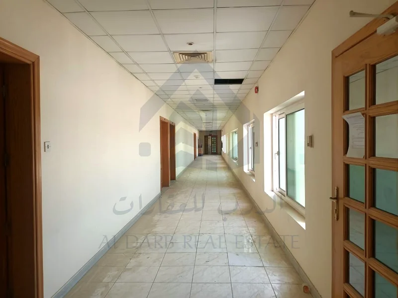 مكاتب جاهزة للإيجار على الشارع الرئيسي في المنطقة الصناعية الثانية | مطبخ + حمام + موقف سيارات63622816420866114