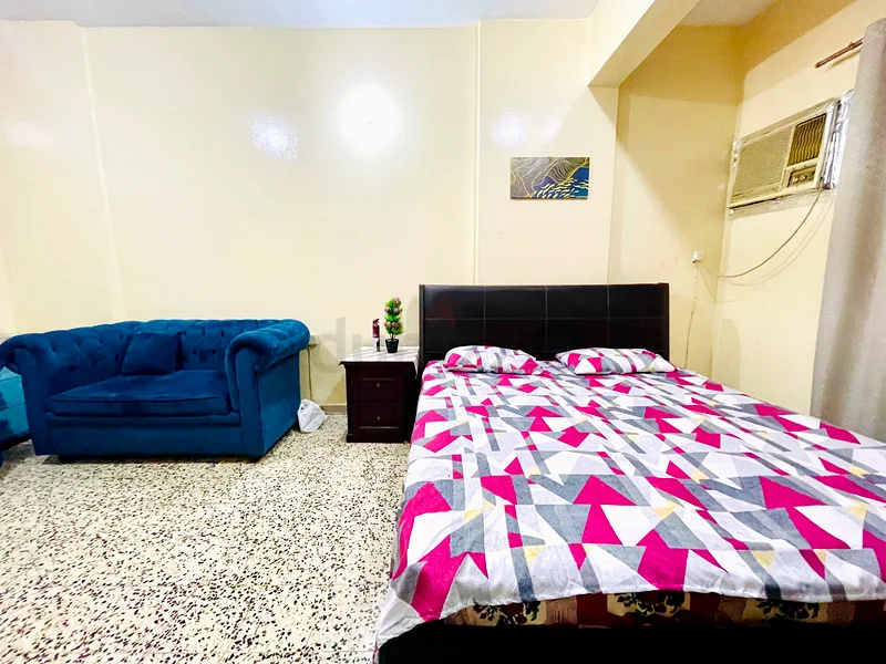 غرفة مفروشة بالكامل مع حمام منفصل للعائلة63624070288257113