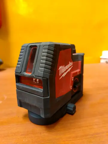 MILWAUKEE CROSS LINE LASER