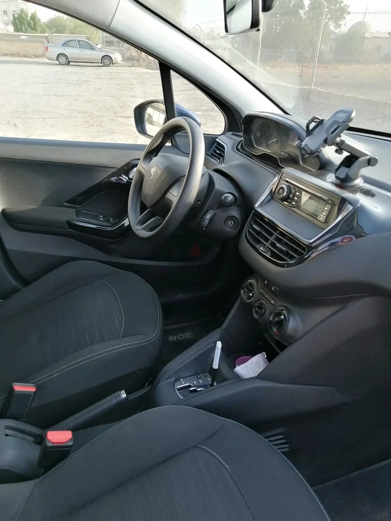 سيارة بيجو 208 هاتشباك مستعملة بحالة جيدة وبسعر مناسب، أوتوماتيكية بالكامل.63613735056131111