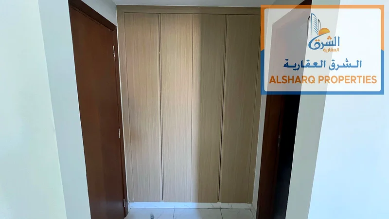 متاح الآن، الشقق الأكثر جمالاً، غرفة نوم واحدة وصالة، إيجار سنوي، تشطيب ممتاز جداً، موقع ممتاز، مع خزائن مدمجة63709403025283111