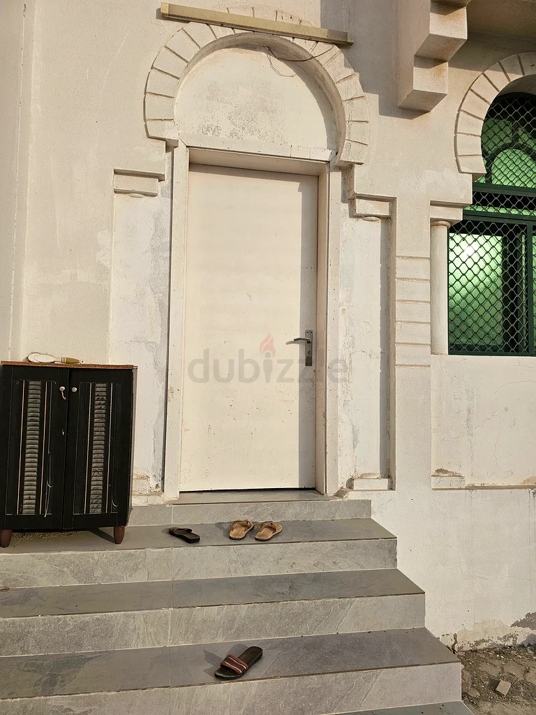غرفة نوم واحدة متاحة للإيجار مفروشة بالكامل. للزوجين، العائلات أو العزاب التنفيذيين.63797301102595110