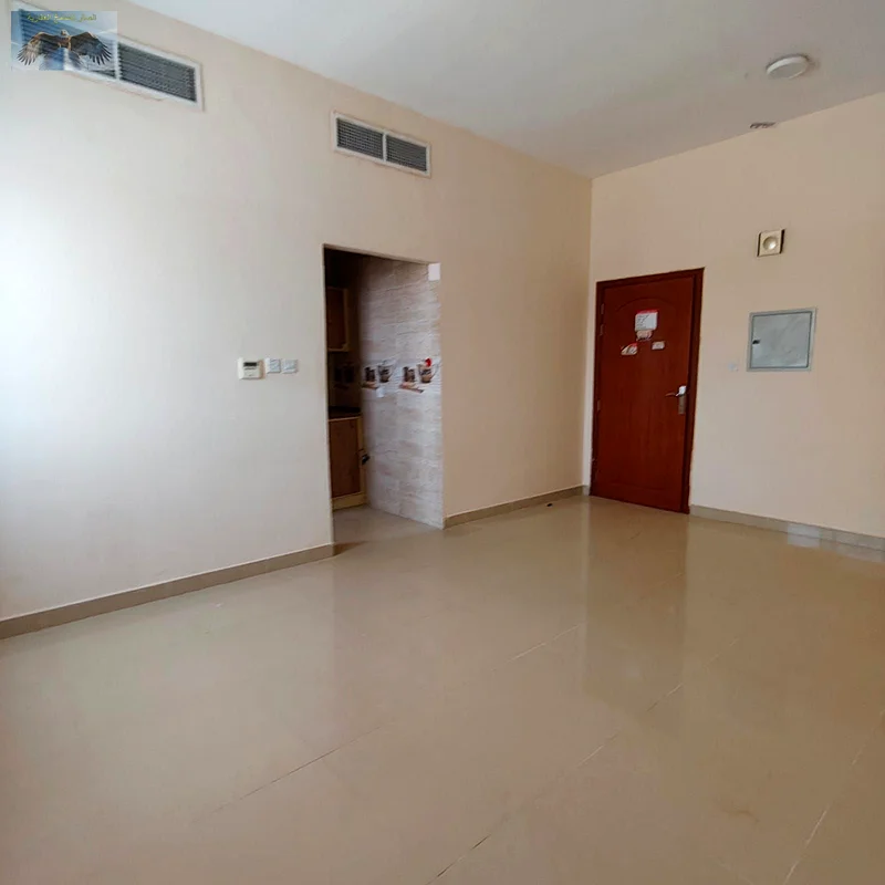 Comfortable space, ideal for singles or couples. Separate kitchen. Clean bathroom with good finishing. Air-conditioning available. Well-maintained bu63712421170179114