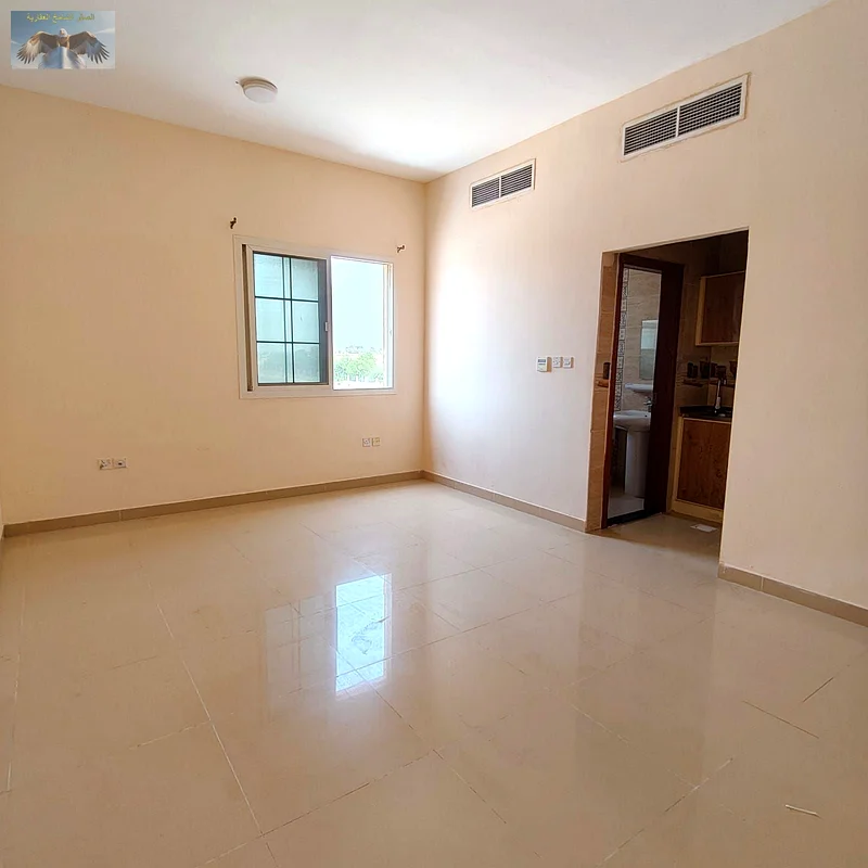 Comfortable space, ideal for singles or couples. Separate kitchen. Clean bathroom with good finishing. Air-conditioning available. Well-maintained bu63712421170179112
