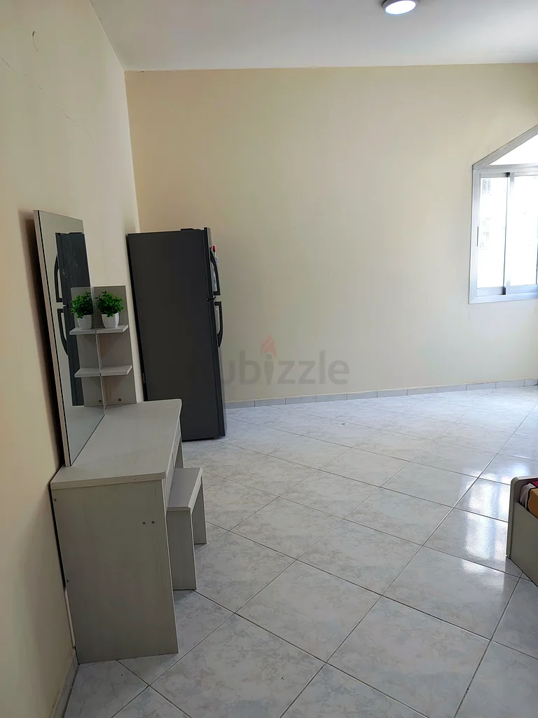 غرفة نوم رئيسية متاحة للإيجار في أبو شاغة (للزوجين الهنديين/عائلة هندية)63624070480259111