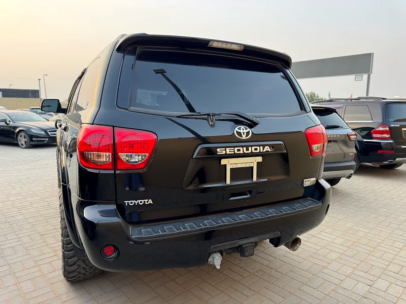 Clean title Toyota Sequoia63612447003906114