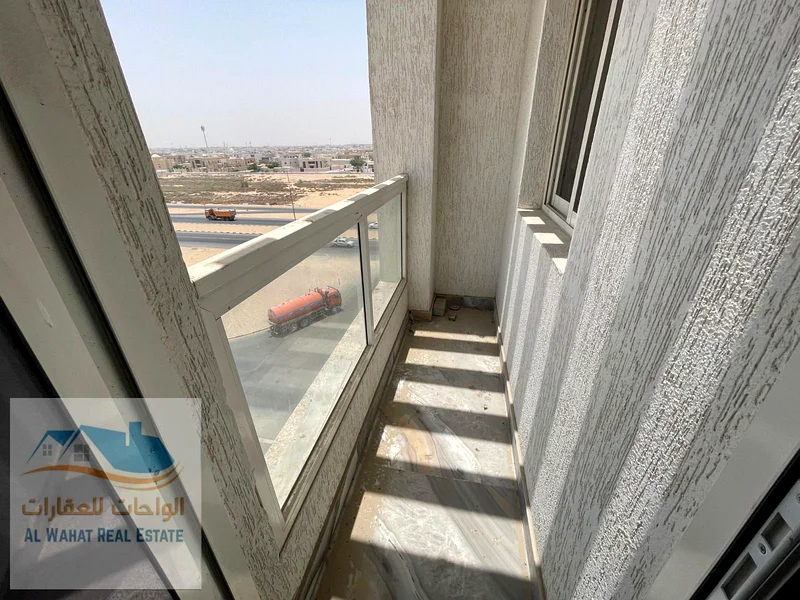 للإيجار السنوي، غرفة وصالة مع حمامين في الشارع الرئيسي وقريب من جميع الخدمات63714169962882114