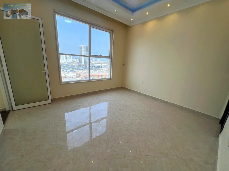 🔹 3 غرف نوم واسعة 🔹 غرفة معيشة كبيرة ومريحة 🔹 غرفة تخزين 🔹 مطبخ مغلق 🔹 حمامات نظيفة بتشطيب جيد 🔹 موقف سيارات مجاني د63719425883138112