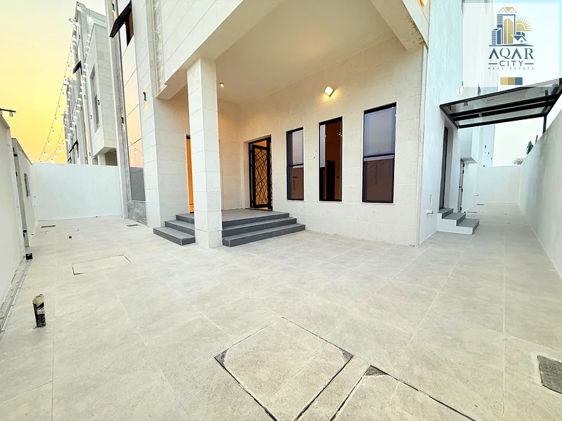 Villa for sale with 6 master bedrooms, a master living room, and a hall. Built-up area: 4,200 square feet. Registration and ownership fees included. Very large setback in front of the villa.63893128937857111