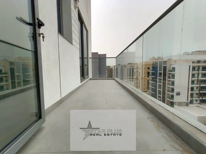 شقة فسيحة جديدة كلياً بثلاث غرف نوم وغرفة خادمة مع صالة رياضية ومواقف مغطاة63730242882563113