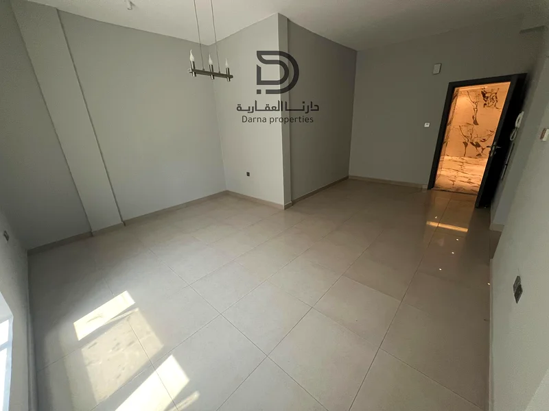 الشقة الأولى للسكان، تتكون من غرفة وصالة في مبنى جديد مع تشطيبات حديثة جدًا، وتحتوي على حمامين وتكيف مركزي - في إمارة عجمان - منطقة الرش63720685476865113