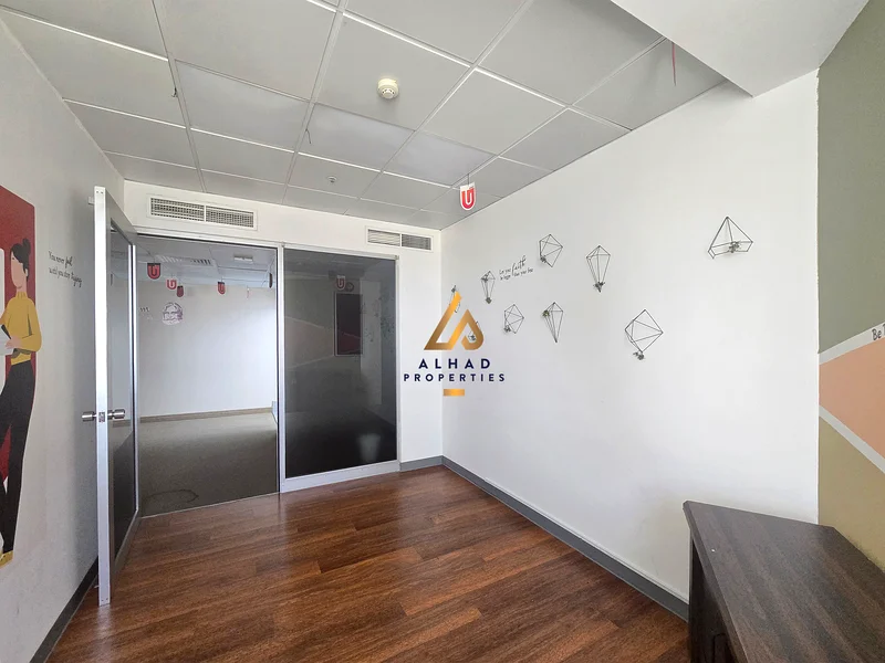 Fitted | Partitioned | On Sheikh Zayed Road63617435698818114