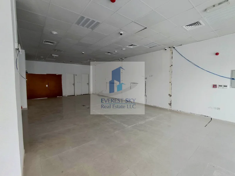Shop with Offices, Ac , Pantry & Toilet for URGENT LEASE !!63622638533123113