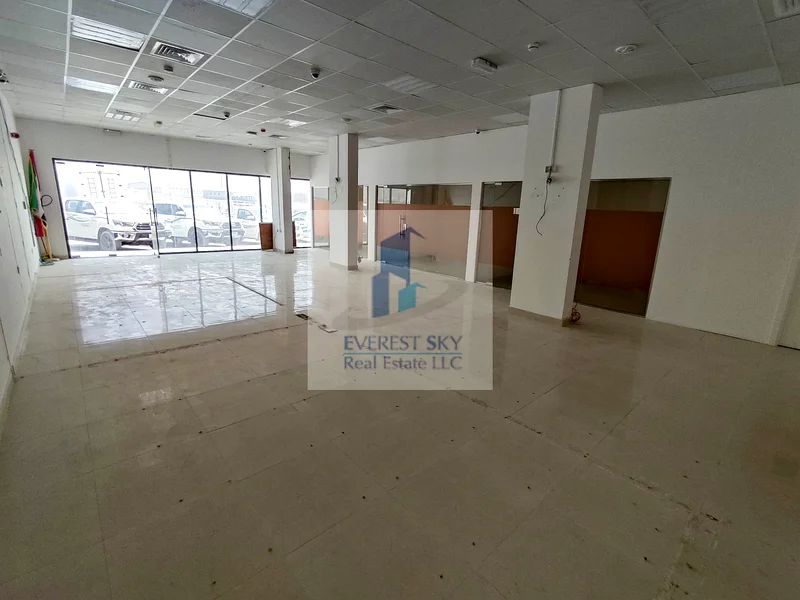 Shop with Offices, Ac , Pantry & Toilet for URGENT LEASE !!63622638533123111