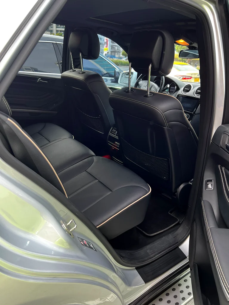 سيارة مرسيدس بنز ML 500 4MATIC من إنتاج غارغاش بحالة ممتازة وعدد أميال قليل جدًا لعام 2011 مع نظام أندرويد ونظام Apple Carplay63613463178241114