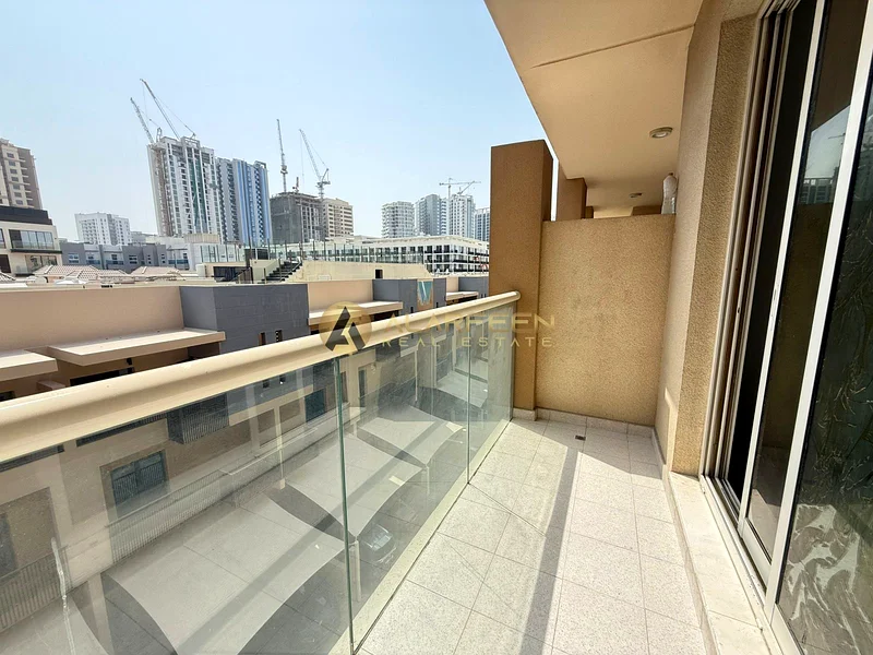 Spacious studio | Prime Location | Vacant63783580379393114